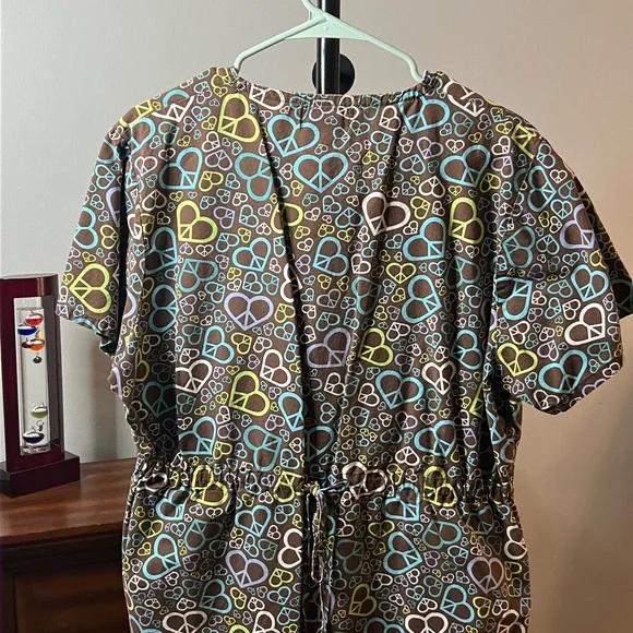 Libby Heart and Peace Sign Scrub Top - Picture 5 of 5